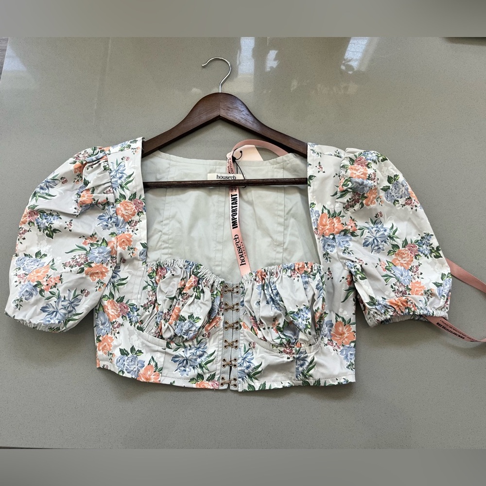 House of CB - Floral Lace-Up Crop Top - Picture 4 of 5